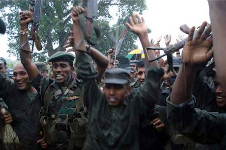 Vldn vojci po ofenziv proti Tygrm osvobozen tamilskho lmu pobl msta Mulleittvu