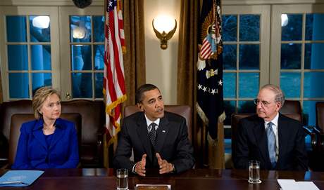 Zatímco Bush leel u v deset hodin v posteli, nový prezident Obama si na stejný as svolává své poradce. Na snímku s ministryní zahranií Hillary Clintonovou a vyslancem pro Blízký východ Georgem Mitchellem.