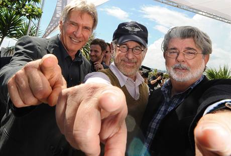 Herec Harrison Ford, reisr Steven Spielberg a producent George Lucas