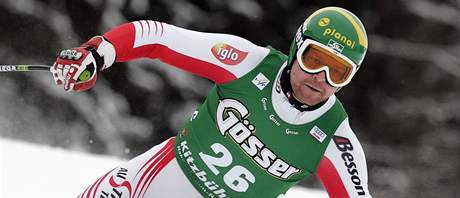 Rakouský sjezda Klaus Kröll na trati superobího slalomu v Kitzbühlu