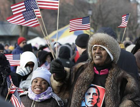 Lidé ekají ve washingtonském National Mallu na inauguraci Baracka Obamy