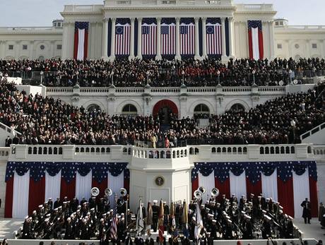 VIP hosté pihlíejí z tribuny u Kapitolu inauguraci Baracka Obamy