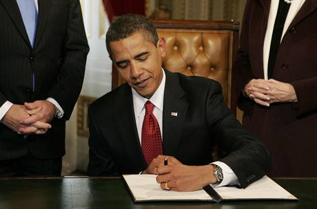 Barack Obama podepisuje svj prvn dokument ve funkci prezidenta USA - nvrh ministr sv vldy