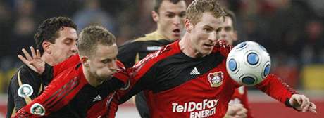 Michal Kadlec (druhý zleva) dal v pohárovém utkání proti Chotbuzi druhý gól Leverkusenu a pomohl tak k výhe 3:1.