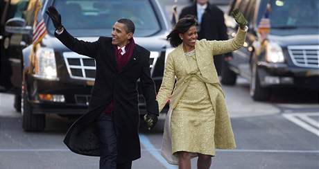 Bhem cesty po Pennsylvania Avenue vystoupil Barack Obama dvakrát z obrnné limuzíny. (20. ledna 2009)