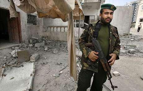 Ozbrojenec Hamasu hlídá u ponieného ústedí bezpenostních sloek ve mst Gaza.