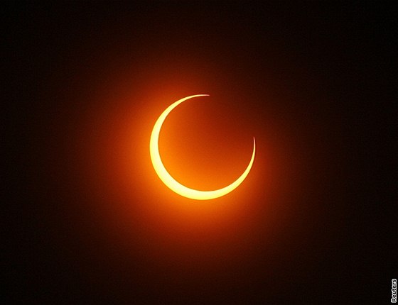 Prstencové zatmní zkrálilo nebe nad Indonésií loni v lednu