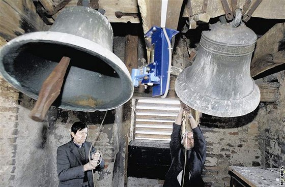 Lidé ve Valaském Meziíí si stovali i na kostelní zvony. Ilustraní foto
