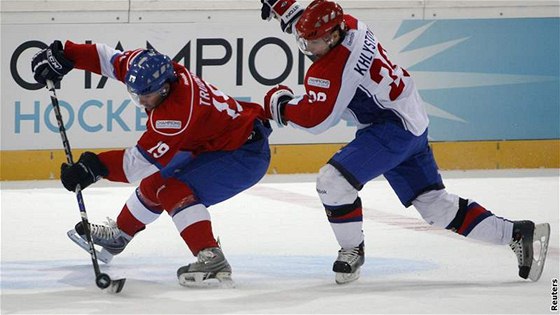 Takhle v roce 2009 bojovali o trofej hokejisté Curychu a Magnitogorsku.