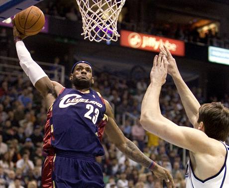 LeBron James  z Clevelandu efektn zakonuje v utkání proti Utahu.
