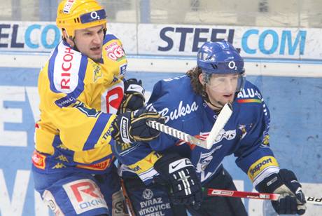 Martin Hamrlík (vlevo) dokázal i ve vysokém hokejovém vku vyhrát produktivitu obránc