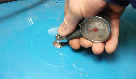Po natlakování by manometr měl ukazovat dva dílky pod dolní hranicí tlakového spínače