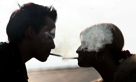 mladí kouření obrázky starý lesbický skupinový sex