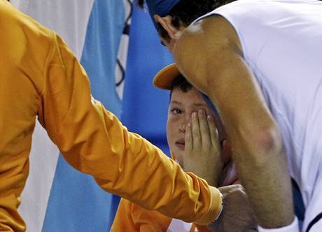 Argentinec Del Potro se omlouvá sbrai míku poté, co ho trefil svým servisem