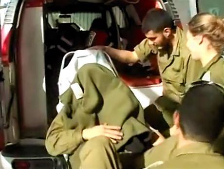 Zranný izraelský voják pi pevozu do nemocnice po ranní explozi poblí hraniního pechodu Kisufim (27. leden 2009)
