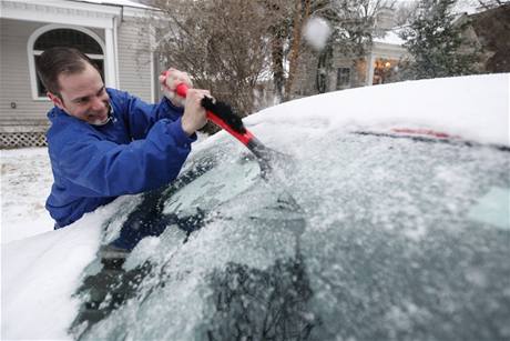 Amerian Philip Huffman sekrabv led z elnho skla automobilu v Lexingtonu v USA. Spojen stty trp zimn boue