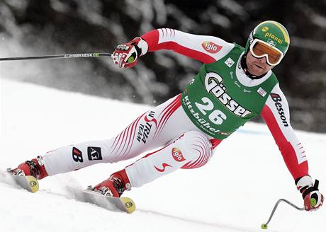 Rakouský sjezdař Klaus Kröll na trati superobřího slalomu v Kitzbühlu