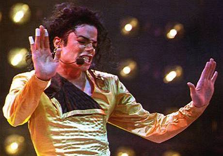 Michael Jackson zemel v Los Angeles po selhání srdce.