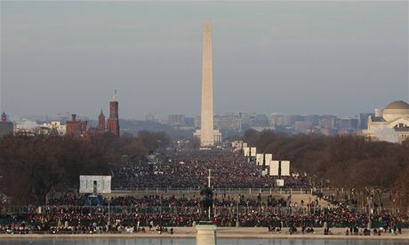 Lid se schzej ve washingtonskm National Mallu na inauguraci Baracka Obamy