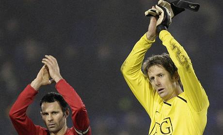 Edwin van der Sar (vpravo) a Ryan Giggs z Manchesteru United