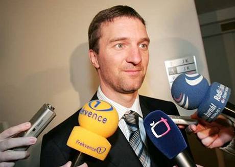 VYDAJÍ HO. U n�kterých sázkových kancelá�í si m��ete vsadit, jestli �výca�i do konce roku vydají uprchlého podnikatele Tomá�e Pitra.