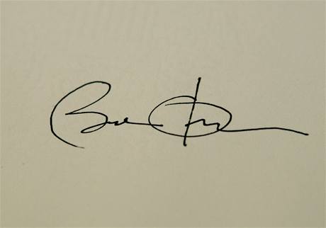 Obamv prvn podpis pot, co se stal americkm prezidentem.