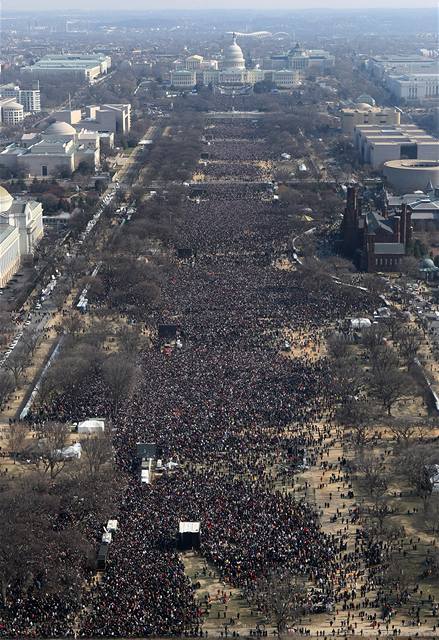Na prostranstv National Mall se sely stovky tisc lid.