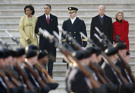 Barack Obama sleduje v roli velitele ozbrojench sil svoj prvn vojenskou pehldku. (20.ledna 2009)