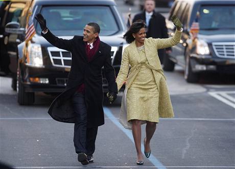 Bhem cesty po Pennsylvania Avenue vystoupil Barack Obama dvakrt z obrnn limuzny. (20. ledna 2009)