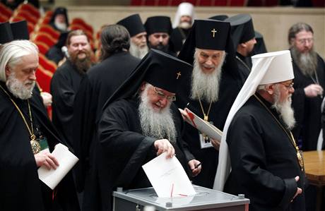 Úastníci snmu pravoslavné církve volí nového patriarchu.