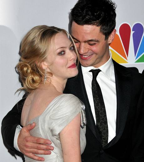 Amanda Seyfriedová a Dominic Cooper