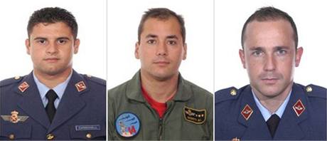 panltí piloti, kteí zahynuli pi sráce stíhaek typu Mirage F1 20. ledna. Zleva kapitán Jerónimo José Carbonell Rodríguez (29 let), Capitán Fernando Negrete Usón (33 let), nadporuík Roberto Carlos Álvarez Cubillas (29 let).
