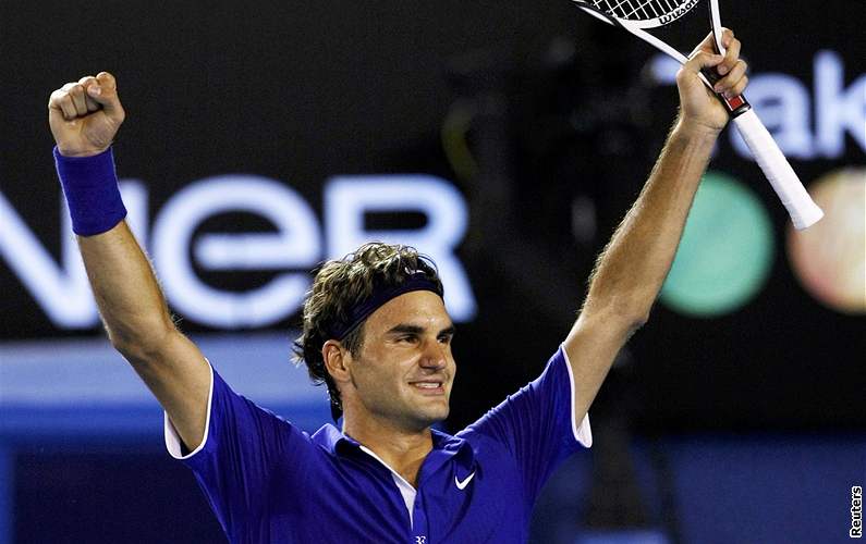 Roger Federer se raduje z postupu do svého osmnáctého grandslamového finále