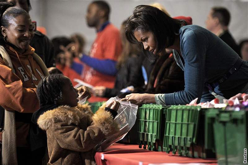 Michelle Obamová pomáhala na stadionu Roberta Kennedyho s pípravou balík a s psaním dopis vojákm v zahranií. (19. leden 2009)