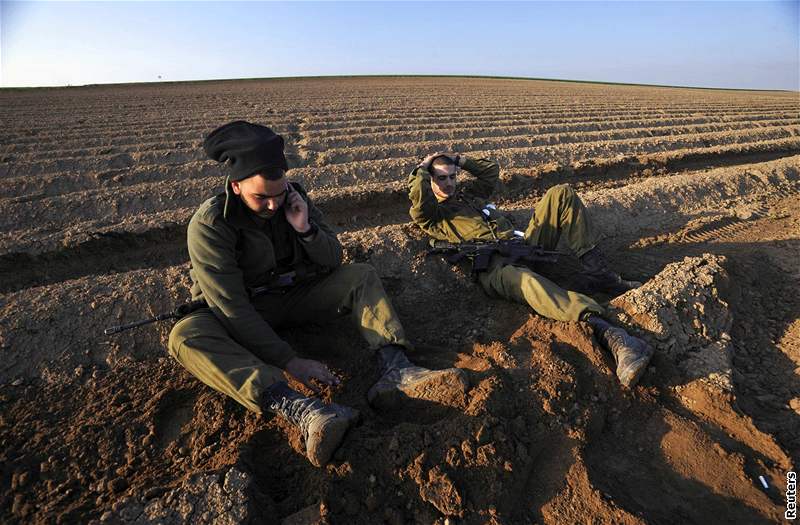 Izraeltí vojáci odpoívají poblí kibucu Alumim (20. leden 2009)