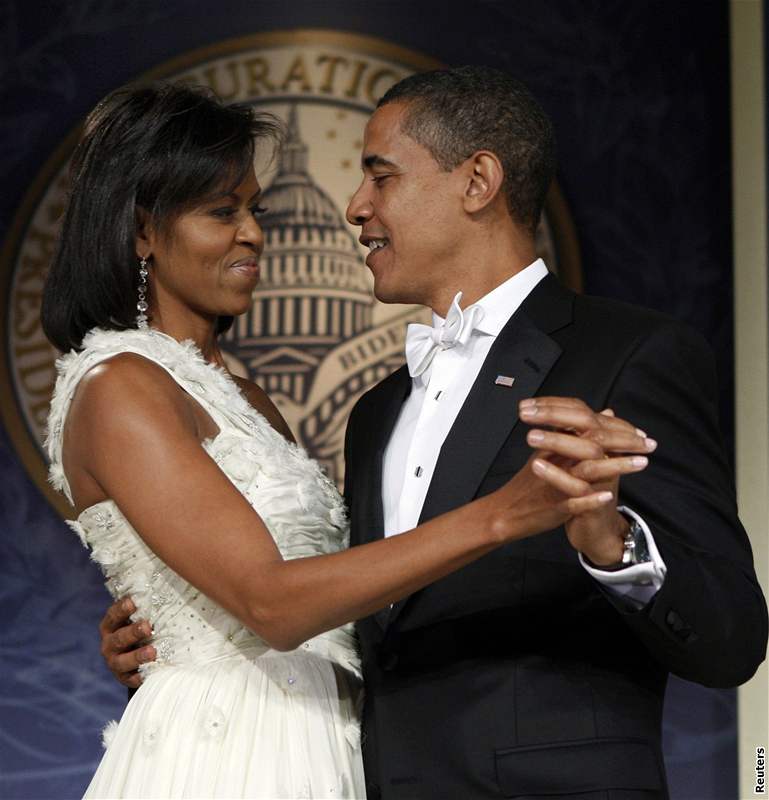 Prezident Barack Obama s první dámou Michelle taní na Inauguraním bálu mladých ve Washingtonu.