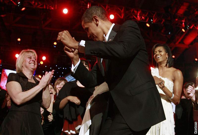 Prezident Barack Obama a první dáma Michelle taní na Sousedském inauguraním bále ve Washingtonu. 