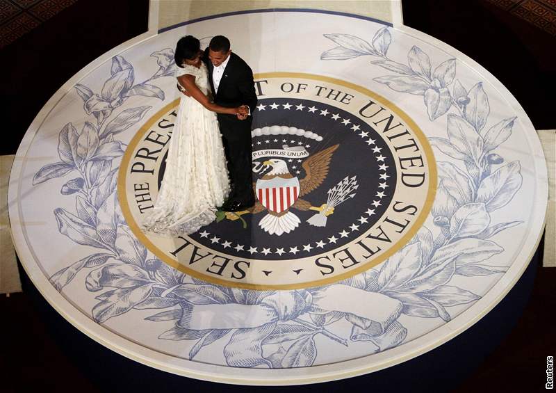 Prezident Barack Obama taní s první dámou Michelle inauguraním bále velitel ve Washingtonu.