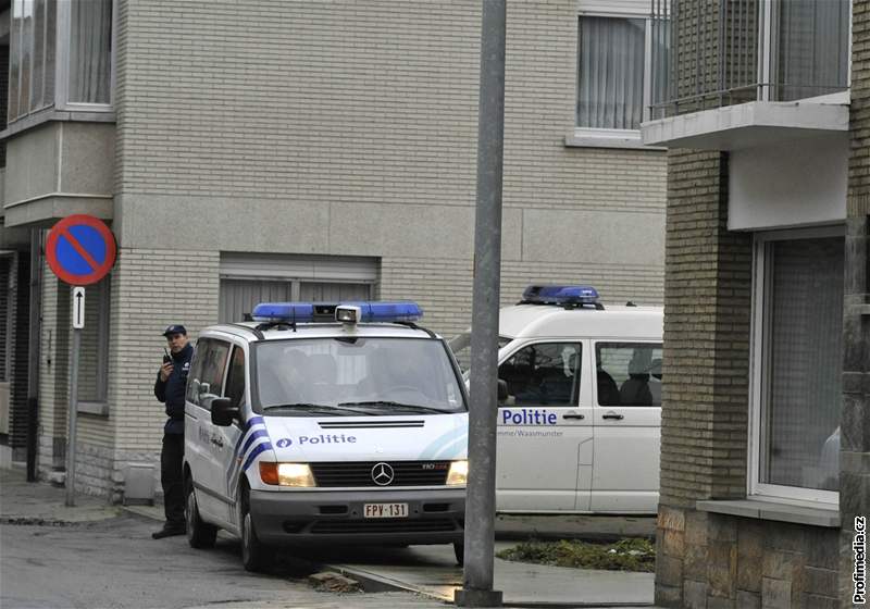 Policisté poblí jeslemi v belgickém Derdemonde, kde útoník zabil dv dti a jednoho dosplého. (23. leden 2009)