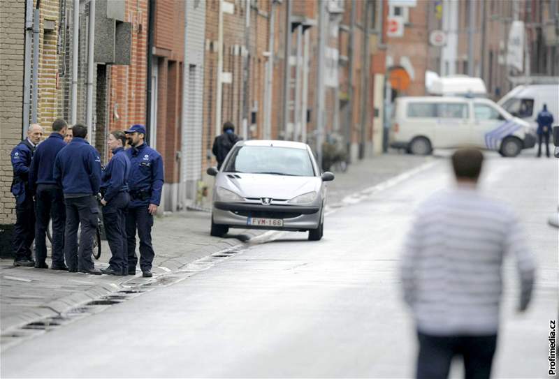 Policisté poblí jeslí v belgickém Derdemonde, kde útoník zabil dv dti a jednoho dosplého. (23. leden 2009)