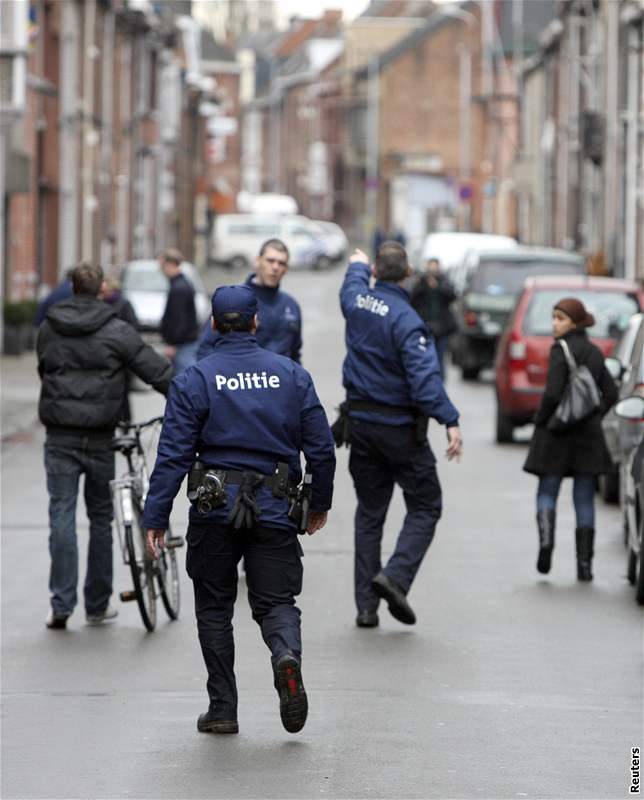 Policisté poblí jeslí  v Dendermonde, kde ádil vrah (23. leden 2009)