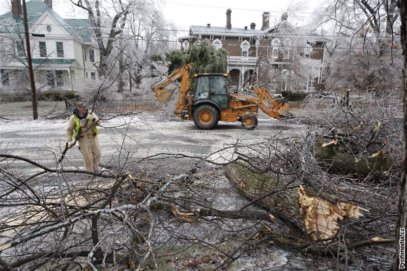 Amerian Dallas Conger uklízí strom, který nevydrel nápor ledu ve mst Danville v USA.