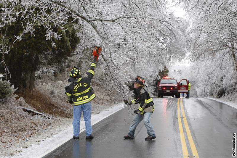 Amerití hasii v Kentucky oezávají vtve, které se praskají kvli ledu