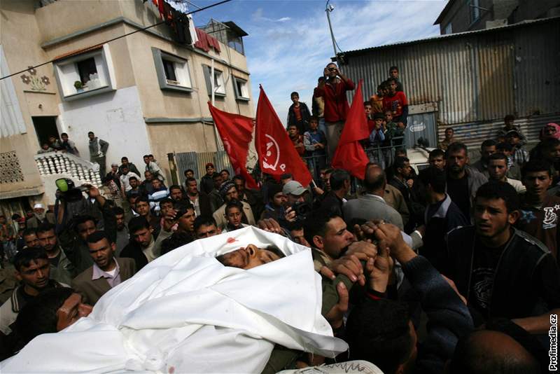 Poheb mladého palestinského farmáe zabitého Izraelci krátce poté, co palestintí radikálové v úterý zabili izraelského vojáka a dalí ti zranili.