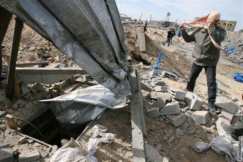 Palestinec se pipravuje na kontrolu jednoho z tunel, kterými paeráci penáejí z Egypta zboí a zbran, po izralském bombardování. (28. leden 2009)