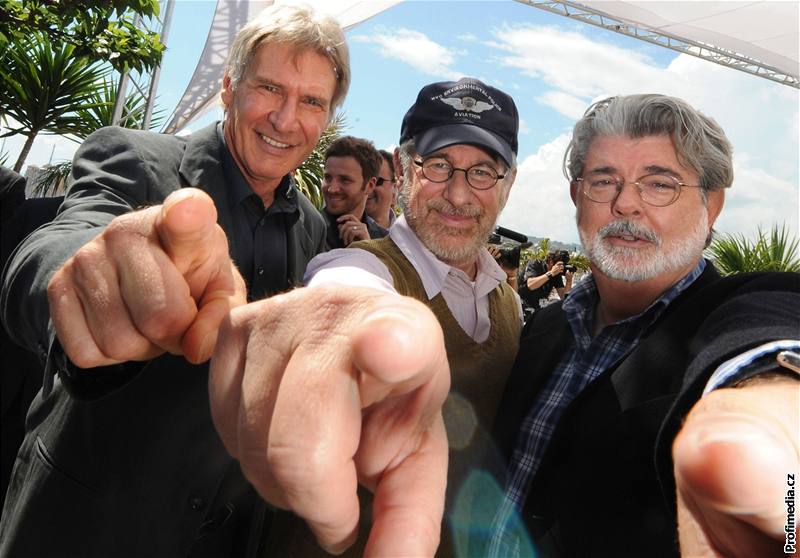 Jedním z posledních projekt George Lucase (vpravo) byl film Indiana Jones a království kiálové lebky, reírovaný Stevenem Spielbergem (uprosted). Hlavní role se ujal Harrison Ford (vlevo).