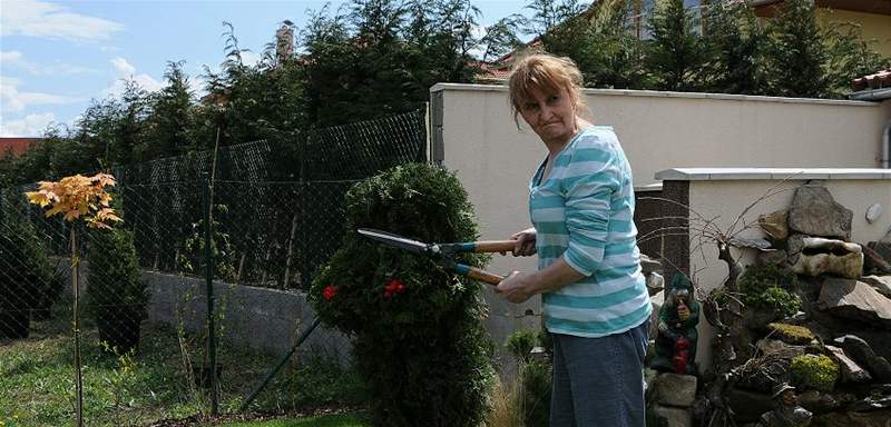 Uitelka Helena (Kamila Magálová) se v komedii Líbá jako Bh zamiluje do lékae Frantika (Oldich Kaiser).