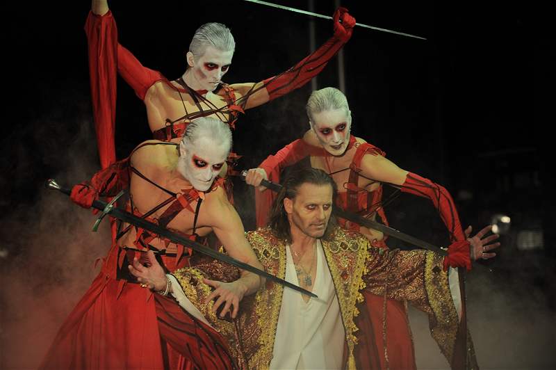 V hlavní roli Draculy alternují Daniel Hlka, Josef Vojtek a Marián Vojtko.