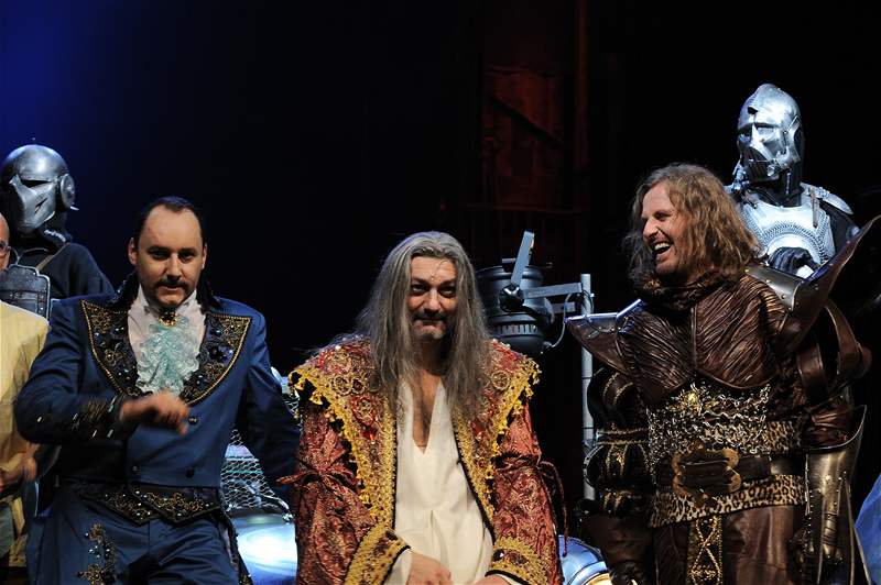 V hlavní roli Draculy alternují Daniel Hlka, Josef Vojtek a Marián Vojtko.