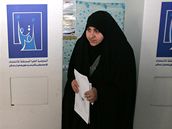 Provinní volby v Iráku. Zahalená policistka hlasuje ve volební místnosti v Karbale (28. ledna 2009)